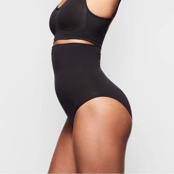 SKIMS Seamless Sculpt High-waisted Brief Shaping Shapewear In Onyx Black - Picture 2 of 6